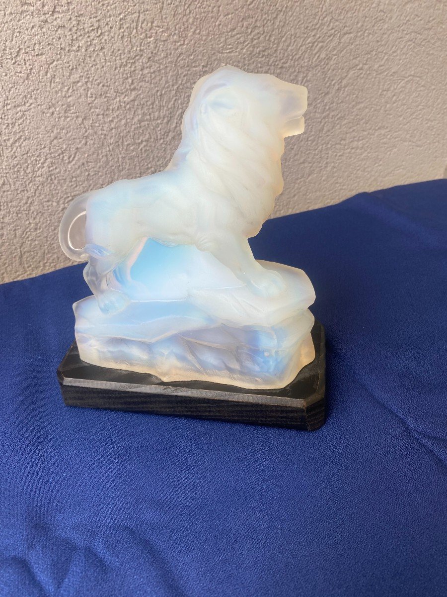 Statuette en verre opalescent.