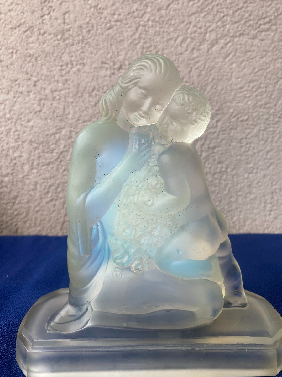 Figurine en verre opalescent.