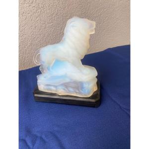 Statuette en verre opalescent.