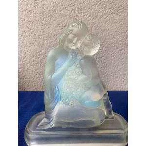 Figurine en verre opalescent.