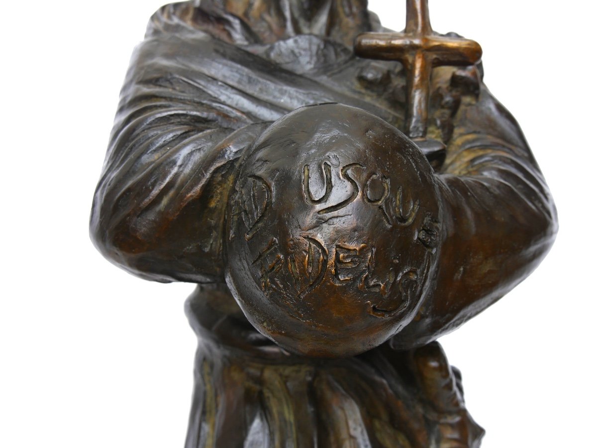Sculpture  en bronze représentant Saint-Tropez debout-photo-3