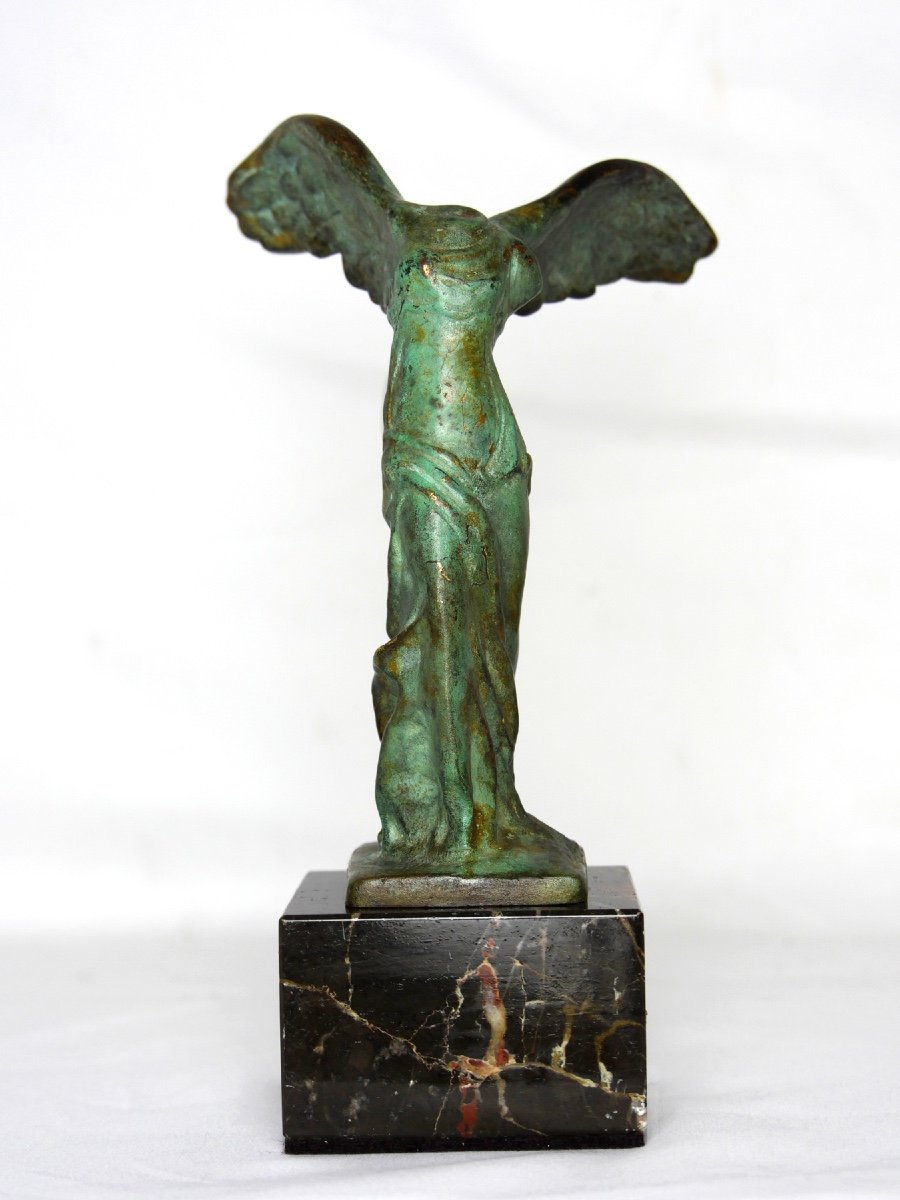 Bronze représentant la Victoire de Samothrace