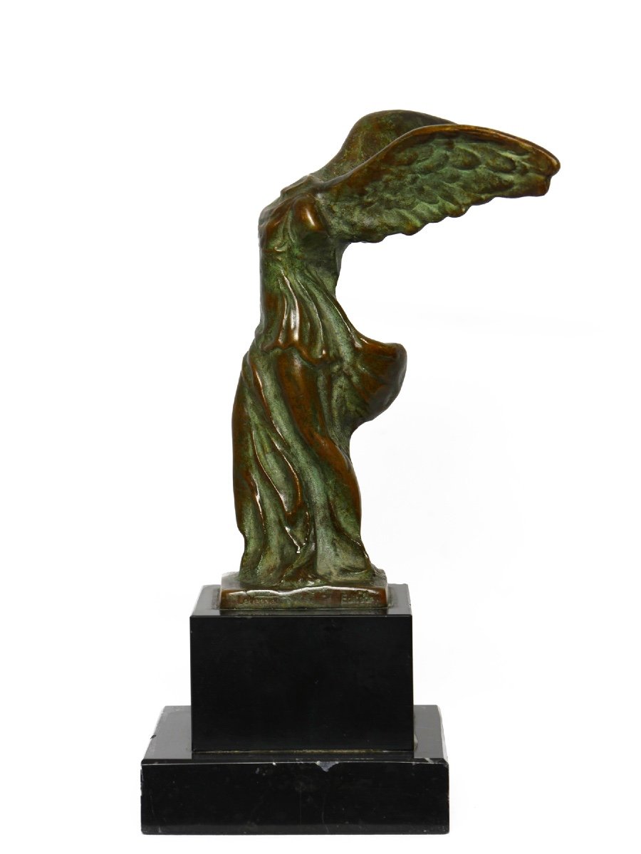 Statue en bronze représentant la Victoire de Samothrace