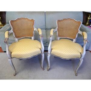Paire de fauteuils cabriolets de style français Louis XV