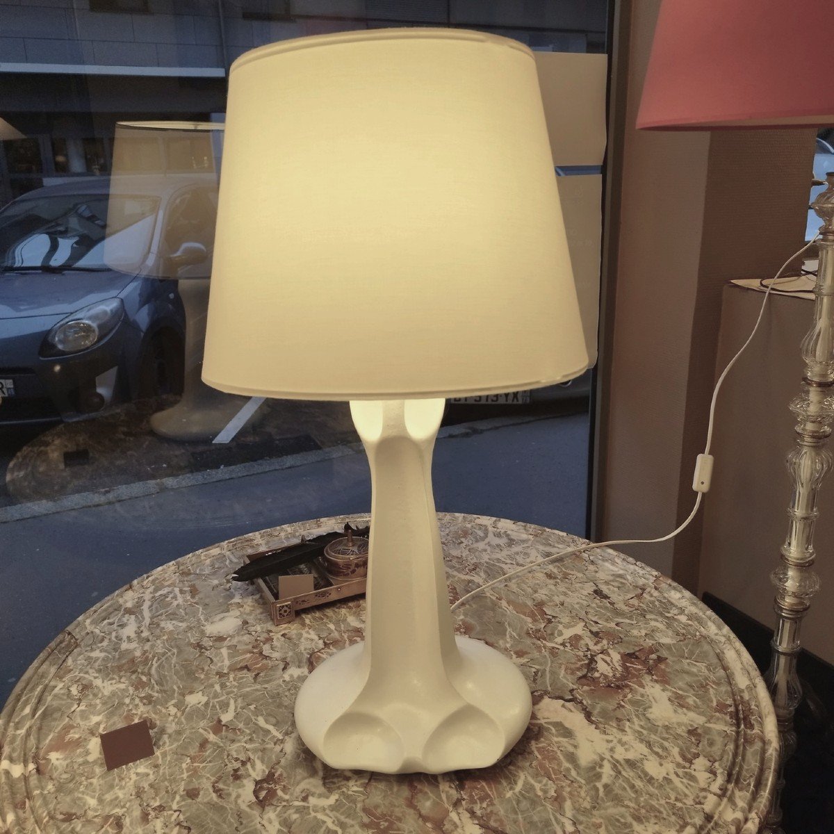 Grande Lampe En Céramique Peinte En Blanc signée Lainé