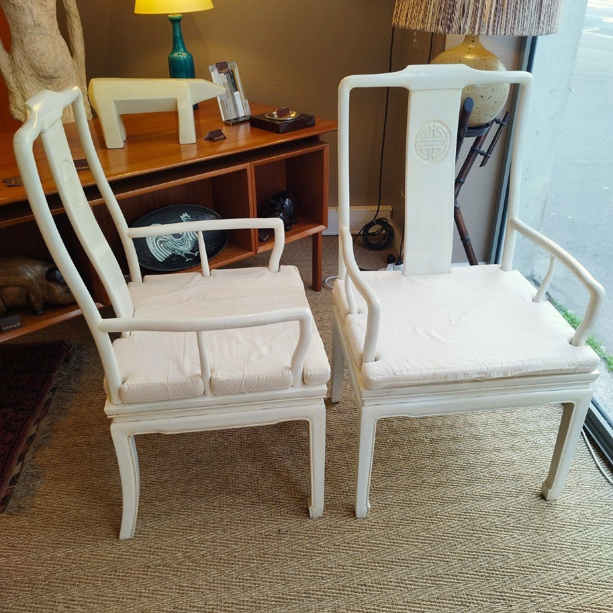 Paire De Fauteuils Chinois Laqués Blanc Cassé, XXème Siècle