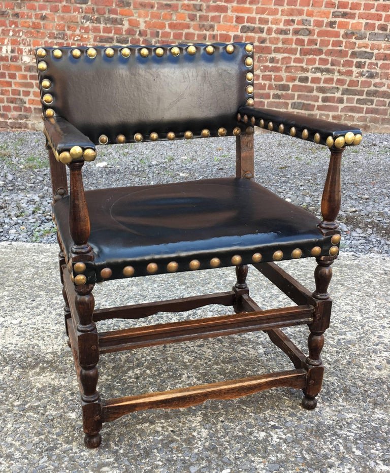 Deux anciens fauteuils Louis XIII pouvant former paire -photo-3