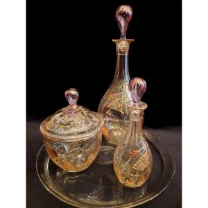 Ensemble De 3 Pièces (flacon, Carafe, Bonbonnière) En Verre Sur Un Plateau