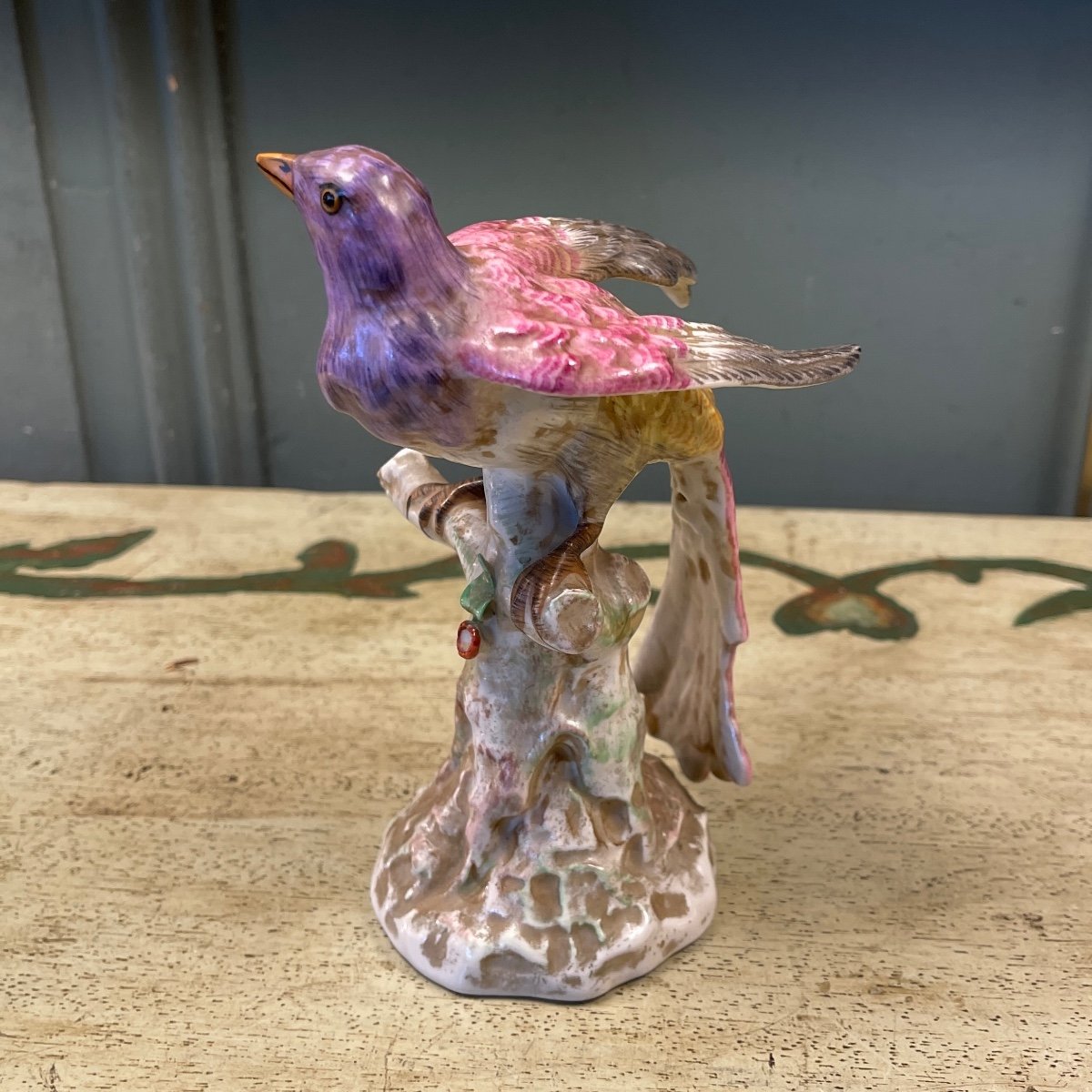 Oiseau En Porcelaine