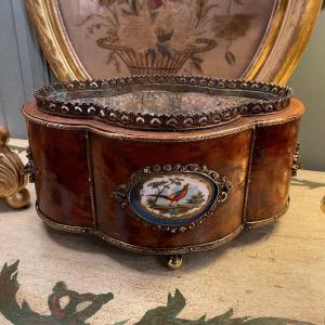 Napoleon III Planter With Medallions In 19th Century Sèvres Porcelain
