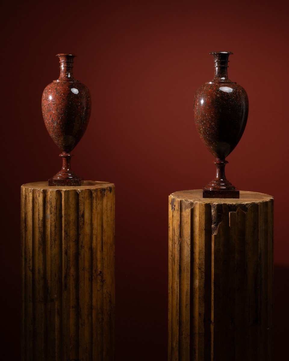 Deux Vases en porphyre rouge de Suède -photo-2