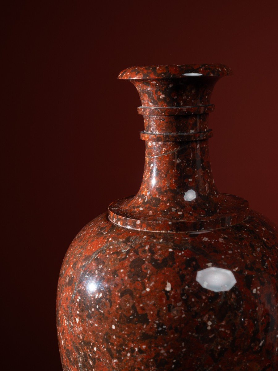 Deux Vases en porphyre rouge de Suède -photo-4