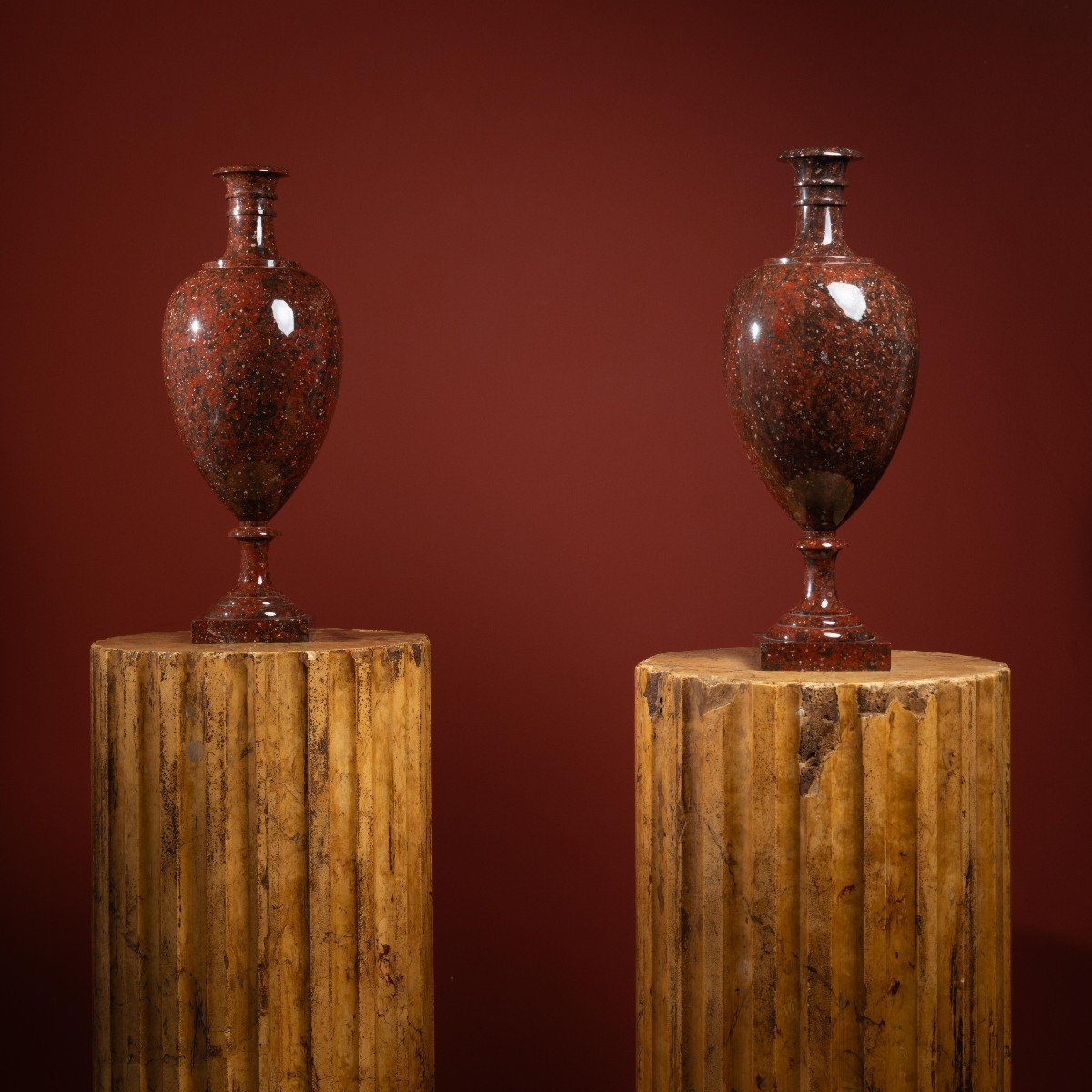 Deux Vases en porphyre rouge de Suède 