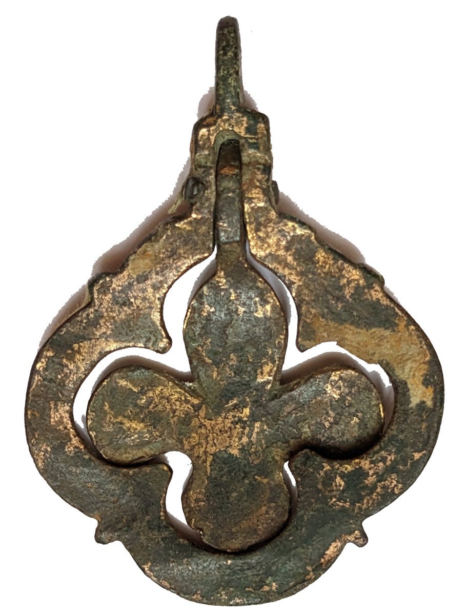 Pendentif quadrilobé ou vervelle à fleur-de-lys du XIVe siècle-photo-2