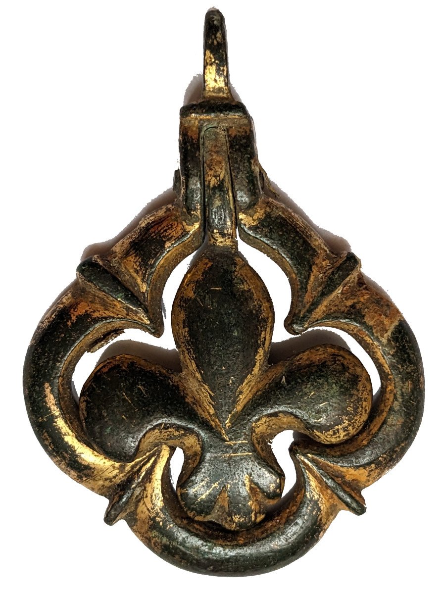 Pendentif quadrilobé ou vervelle à fleur-de-lys du XIVe siècle