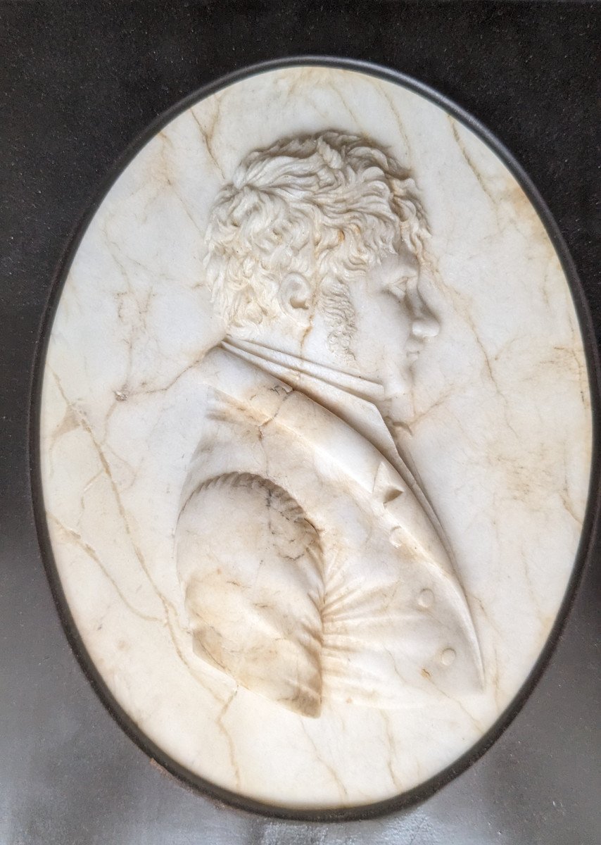 Portrait d'homme en médaillon, albâtre veiné vers 1810-1820, attribué à Leonhard Posch-photo-2