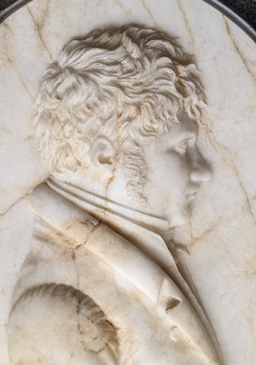 Portrait Of A Man In Medallion, Veined Alabaster Circa 1810-1820, Attributed To Leonhard Posch-photo-1