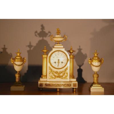 PENDULE LOUIS XVI AVEC CASSOLETTES