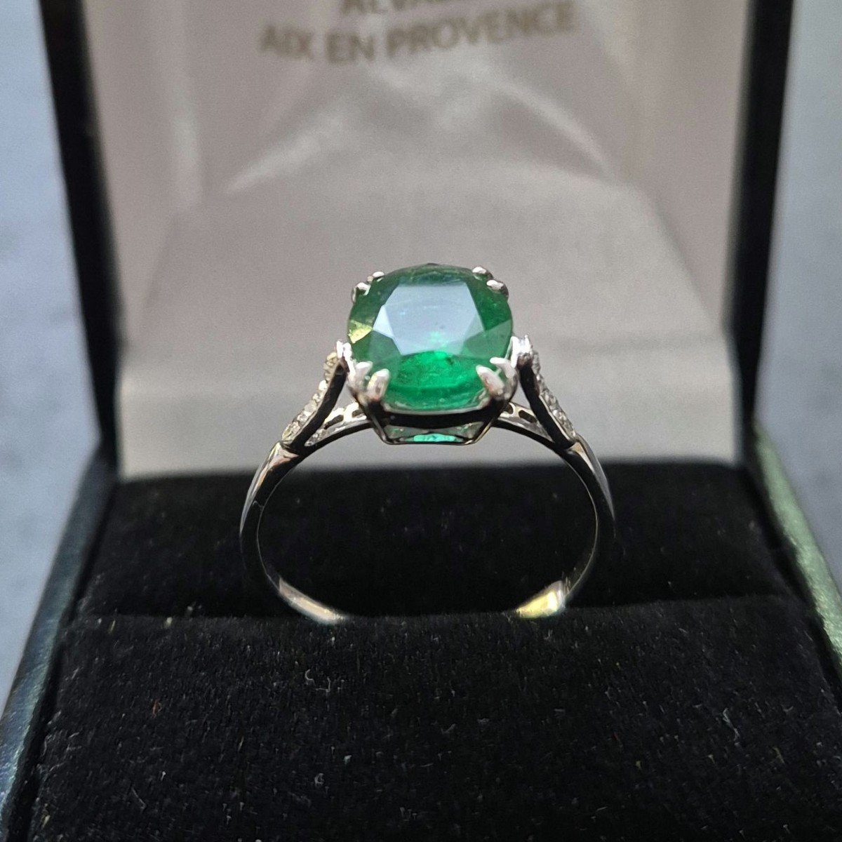 A White Gold Emerald Diamond Ring-photo-2