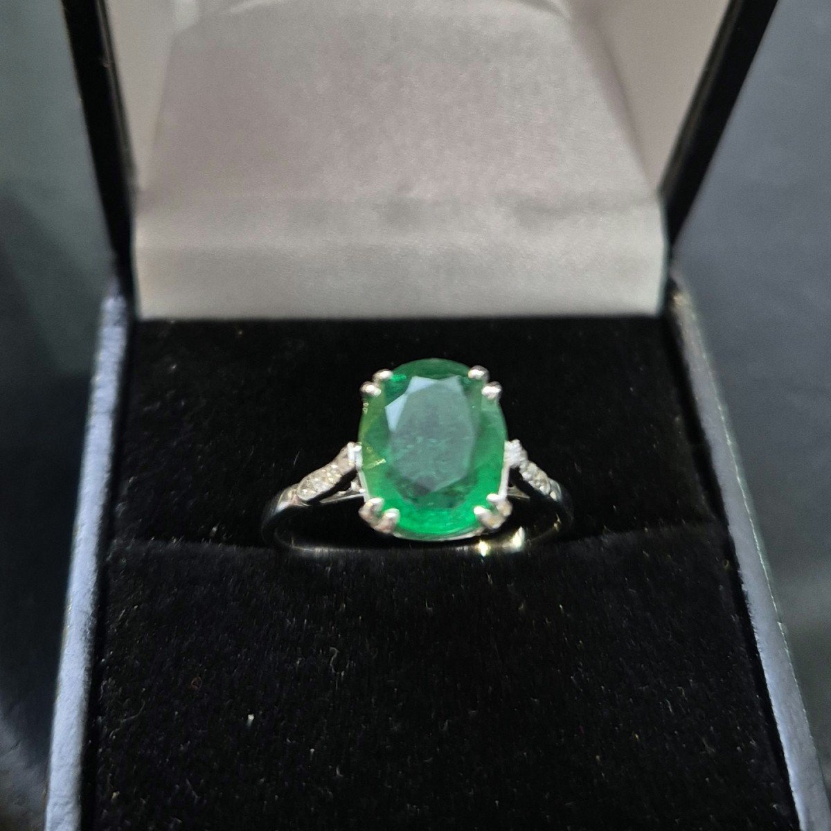 A White Gold Emerald Diamond Ring-photo-3