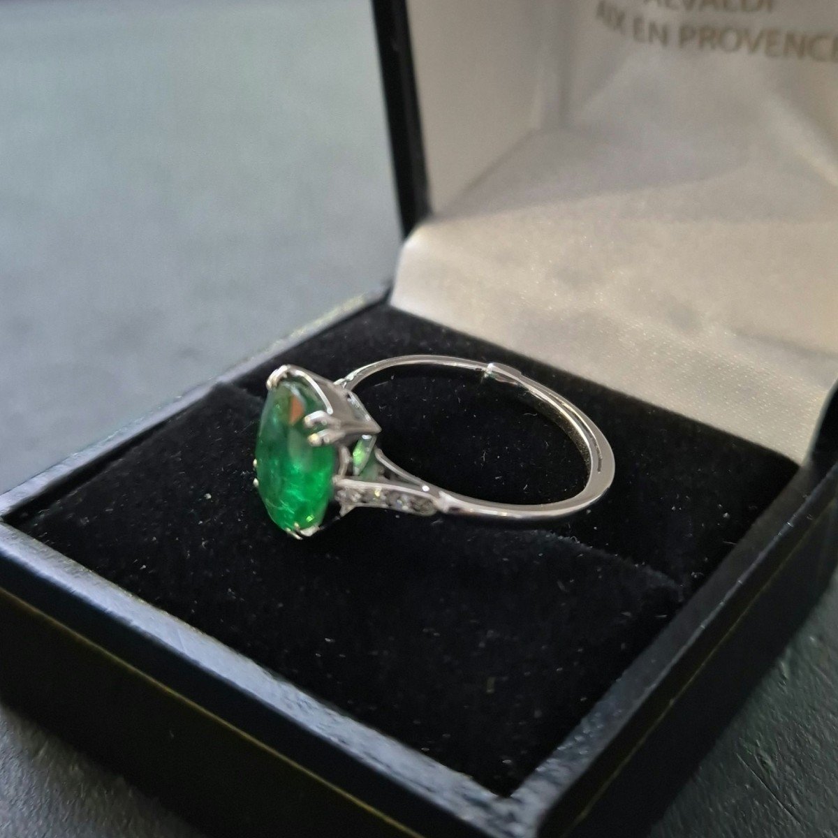 A White Gold Emerald Diamond Ring-photo-4