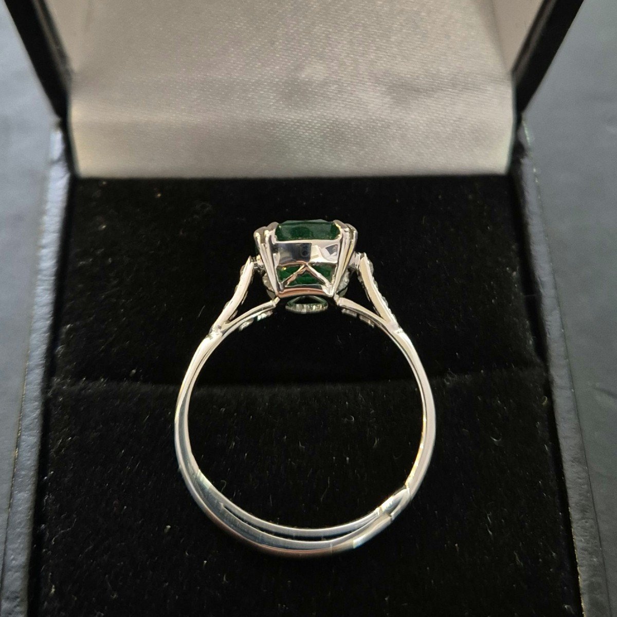 A White Gold Emerald Diamond Ring-photo-1