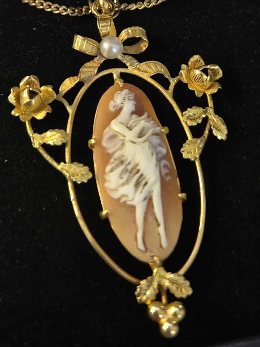 Antique Gold And Cameo Pendant -photo-2