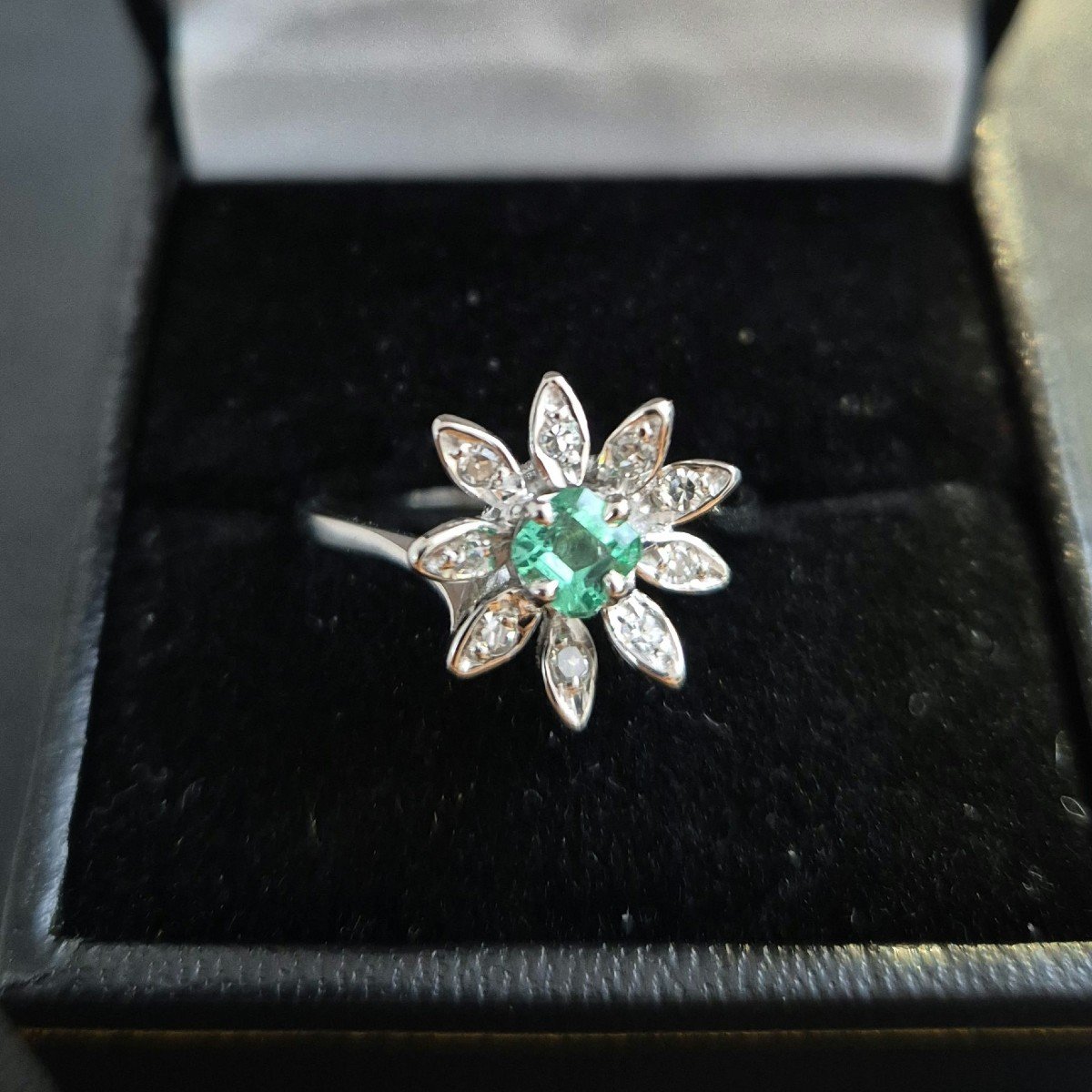 Bague Années 80 émeraude Diamants Fleur