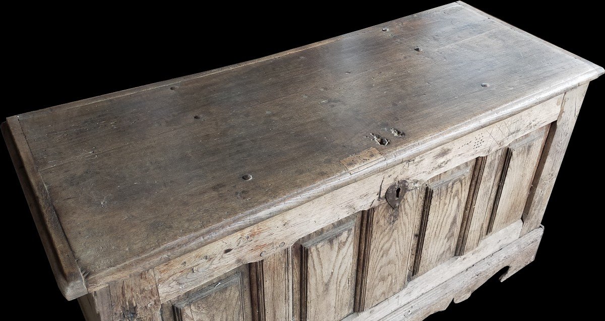 Old 18th Century Chest In Oak Woodwork-photo-2