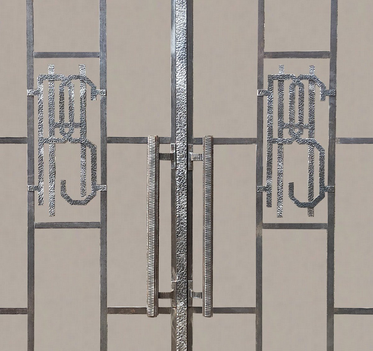 Deux Baies Vitrées Cintrées D’époque Art Deco En Fer Forgé Martelé Et Ciselé-photo-3