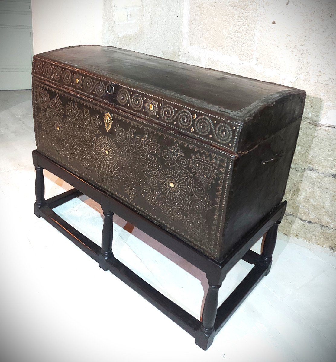 Studded Leather Coach Trunk Late 17th-early 18th Century-photo-3