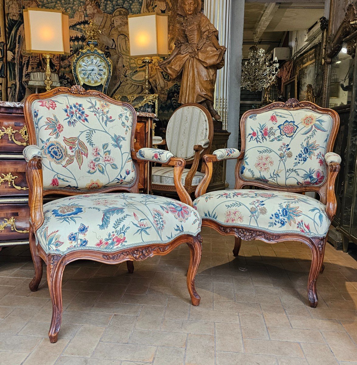 Paire De Larges Fauteuils Epoque Louis XV