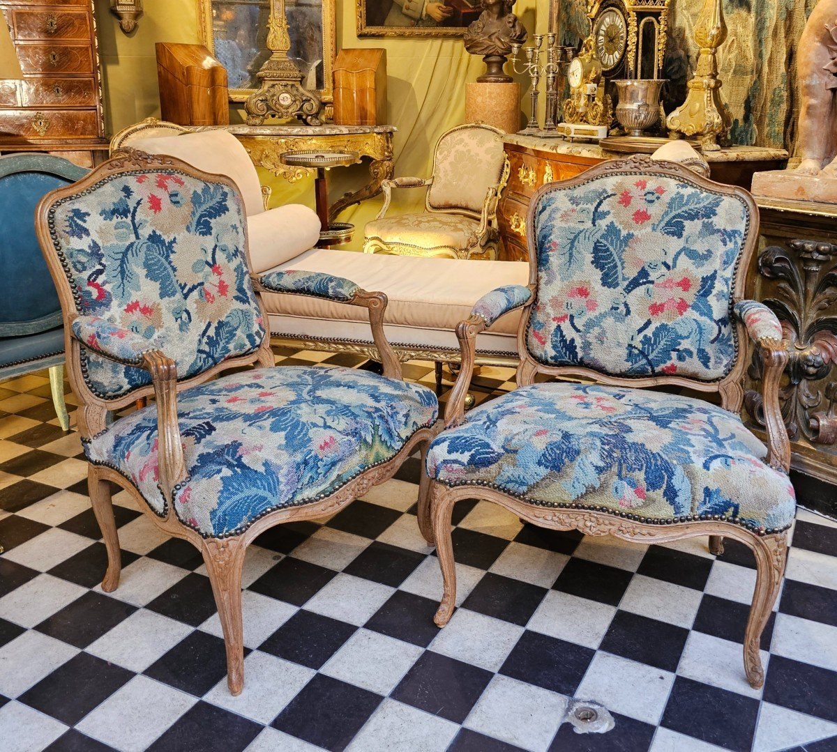 Paire De Larges Fauteuils Epoque Louis XV-photo-1