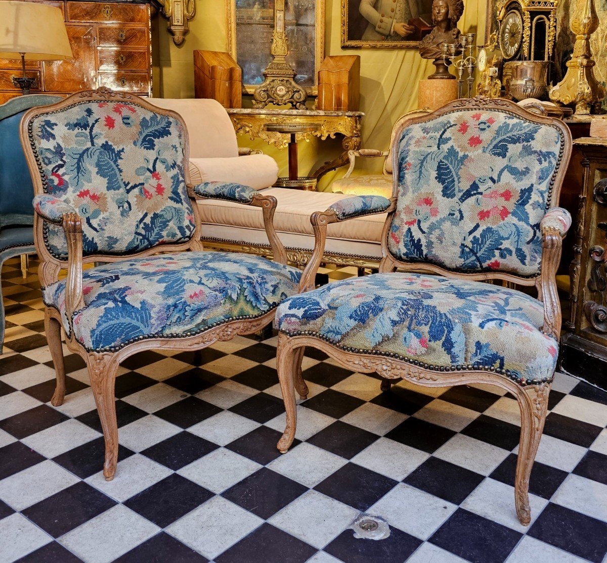 Paire De Larges Fauteuils Epoque Louis XV