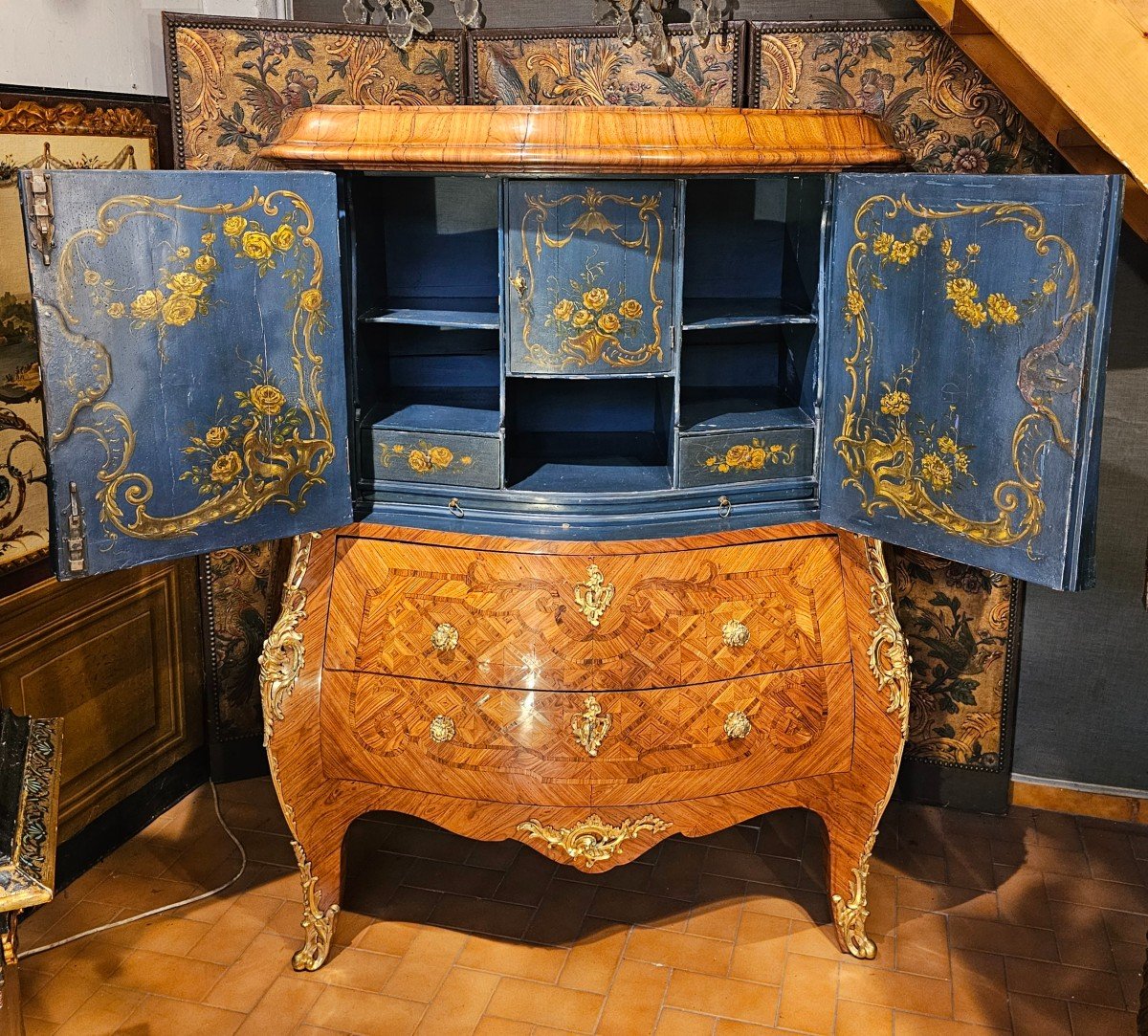 Important Curved Piece Of Furniture From The 18th Century