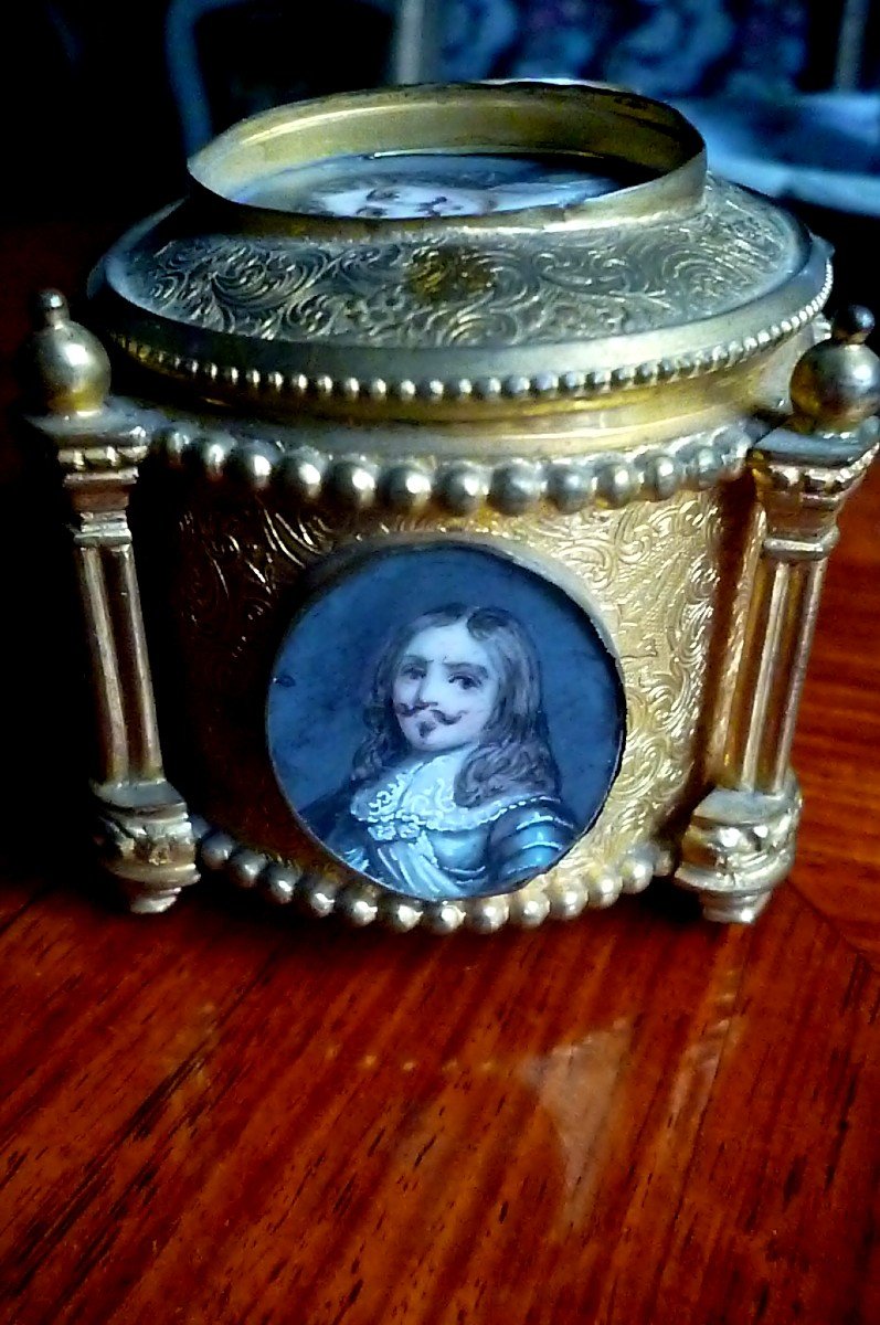 Box With 6 Miniatures -photo-2