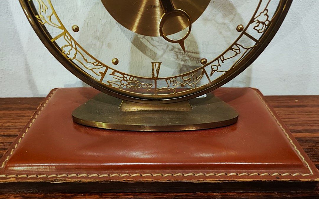 Desk Clock Signs Of The Zodiac 1940/1950 Saddle Leather. Jeager Lecoultre, Hermès, Adnet-photo-1