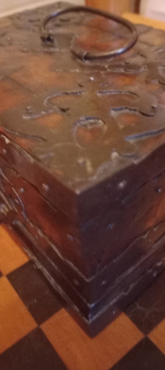 Wooden Casket With Iron Ornementation-photo-3