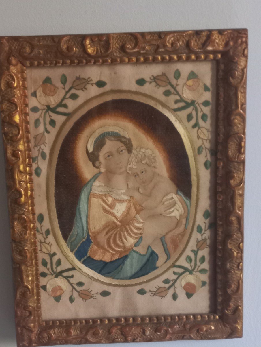 Engraving Dressed In Embroidery Which Presents The Virgin With The Child -photo-2