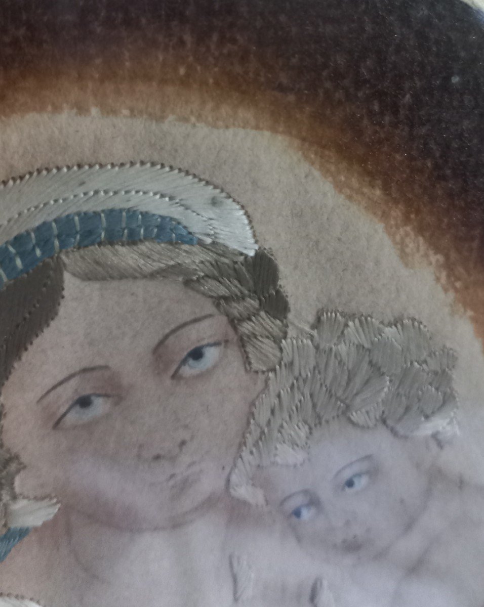 Gravure Habillée De Broderie  Qui Présente La Vierge Avec l'Enfant -photo-3