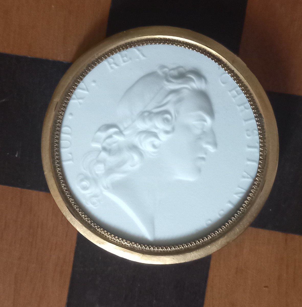 Médaillon En Biscuit  De Porcelaine : Profil De Louis  XV