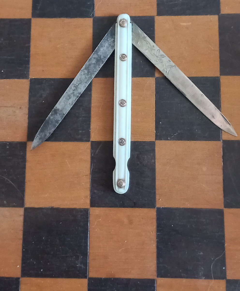 Folding Travel Knife, à La Berge