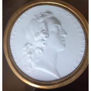 Médaillon En Biscuit  De Porcelaine : Profil De Louis  XV