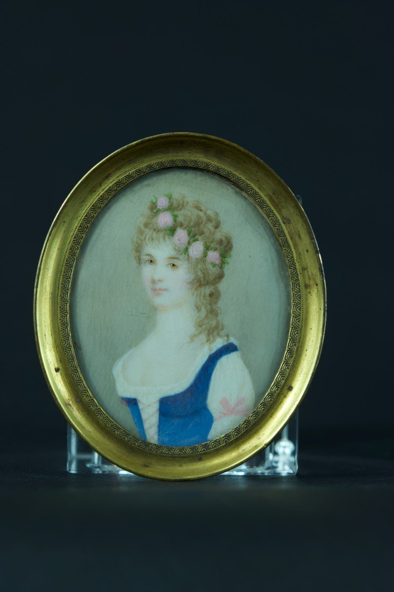 Ancienne Miniature Portrait De Jeune Femme Robe Bleue Lacets Couronne De Rose Louis XVI Ivoire-photo-2