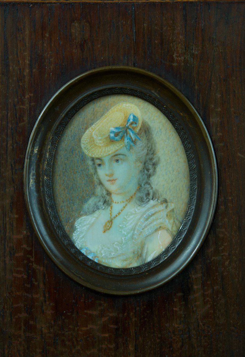 Ancienne Miniature Portrait De Jeune Femme Robe Et Collier Chatelaine Robe Rose chapeau jaune-photo-1