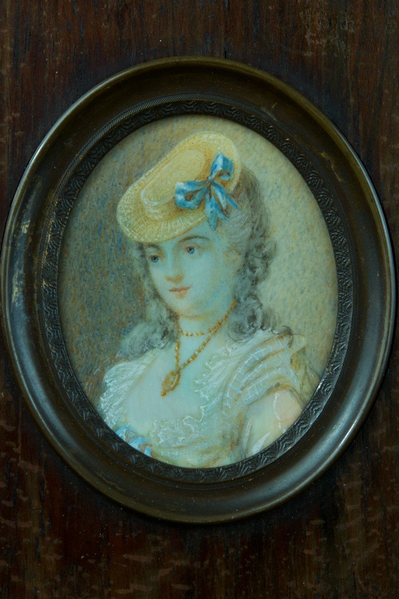 Ancienne Miniature Portrait De Jeune Femme Robe Et Collier Chatelaine Robe Rose chapeau jaune