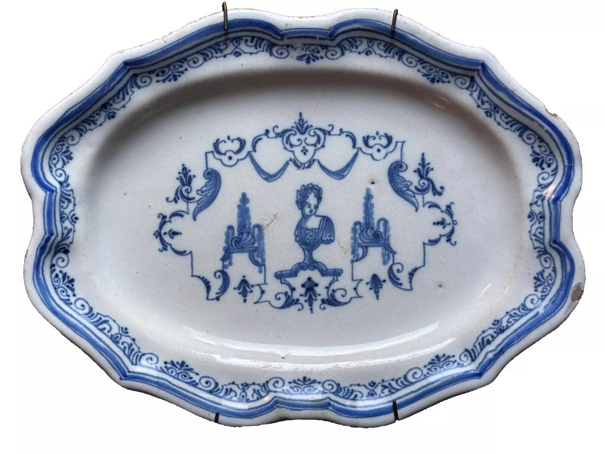 Beau Plat Ancien Faïence De Toulouse 18 ème Décor Bérain Blanc Bleu