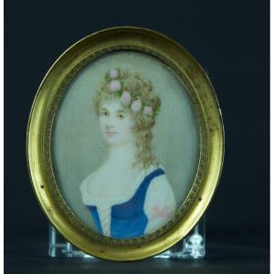 Ancienne Miniature Portrait De Jeune Femme Robe Bleue Lacets Couronne De Rose Louis XVI Ivoire