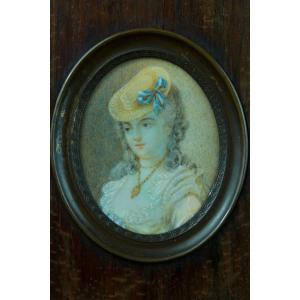 Ancienne Miniature Portrait De Jeune Femme Robe Et Collier Chatelaine Robe Rose chapeau jaune