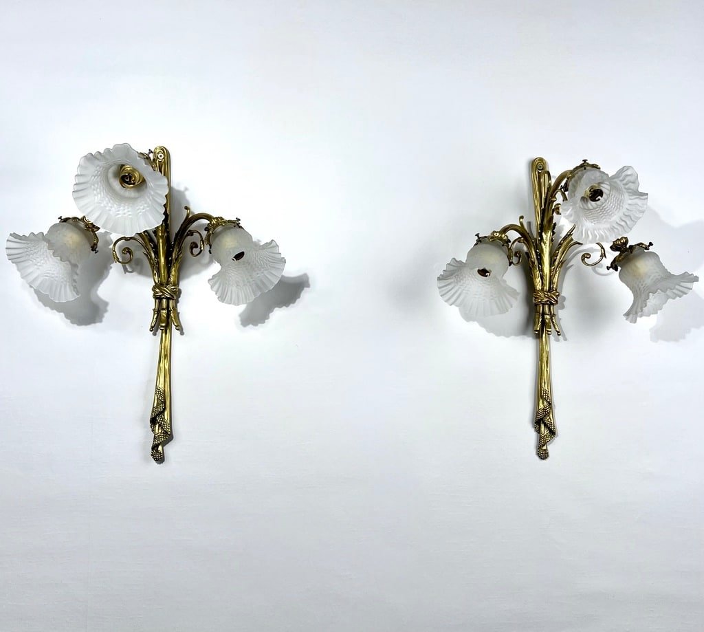 Pair Of Wall Sconces In Bronze And Frosted Glass Tulips-photo-2